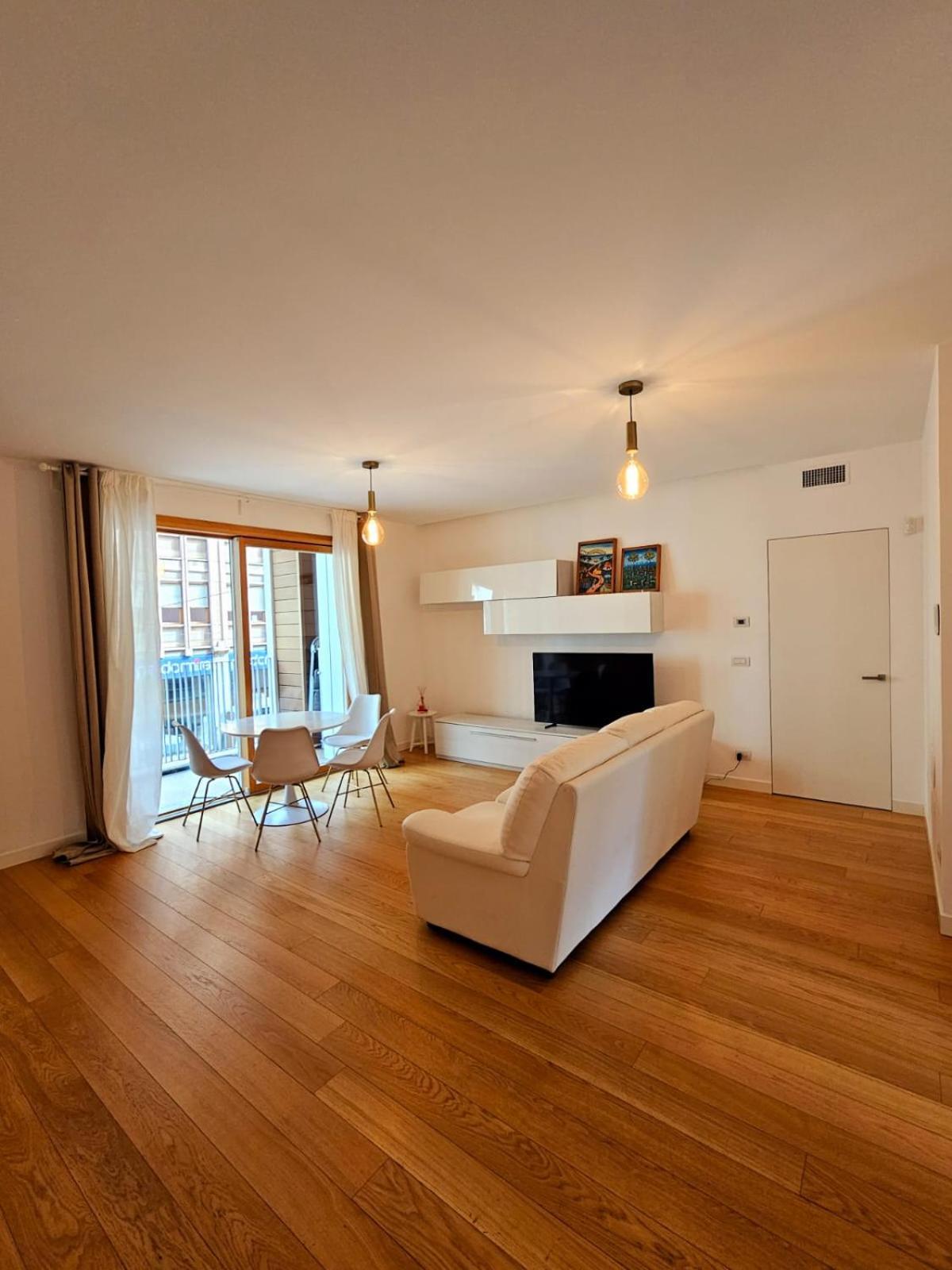 3-bedroom - Sleeps 7 - With Gym Apartment Mailand